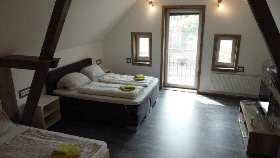 Bed, TV and multimedia, Photo of the whole room, Bedroom, towels
