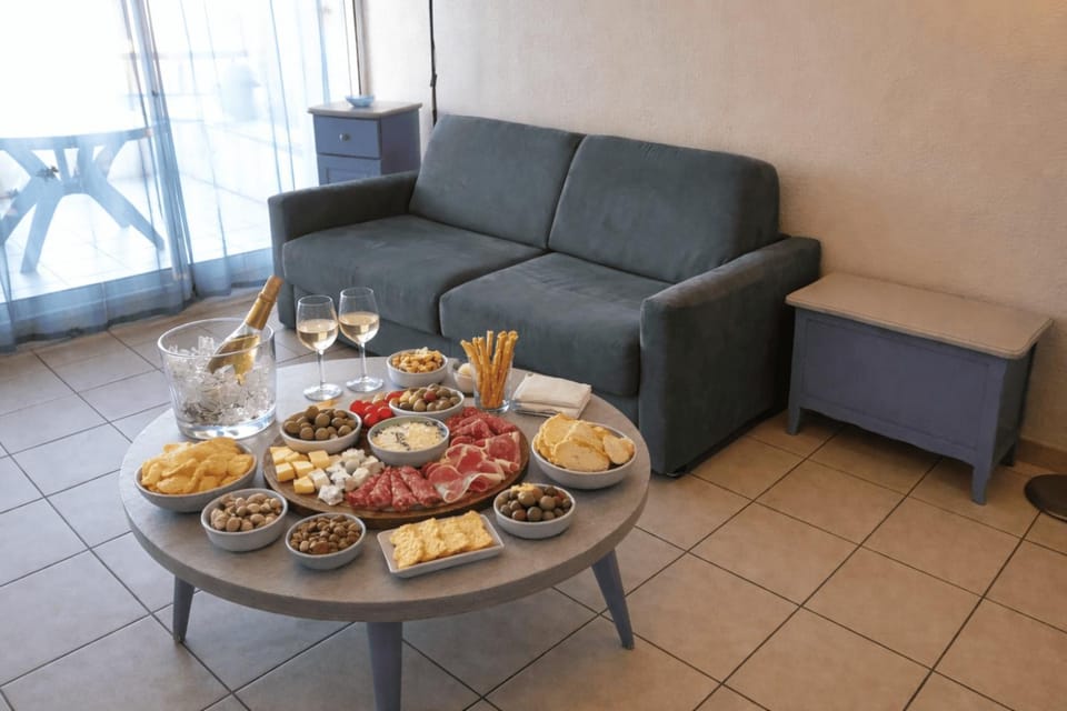 Living room, Food, Drinks