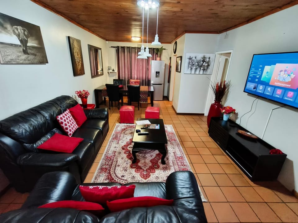 Communal lounge/ TV room, TV and multimedia, Living room, Seating area, Dining area