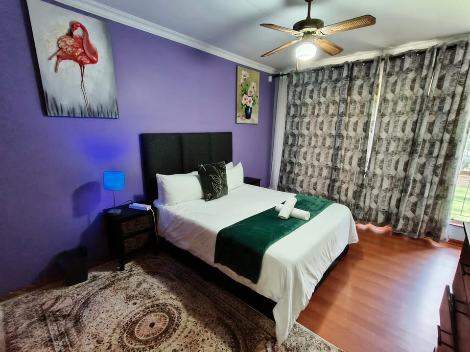 Bed, Photo of the whole room, Bedroom, fireplace, towels