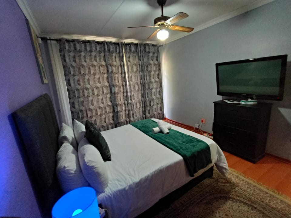 Bed, TV and multimedia, Photo of the whole room, Bedroom, fireplace