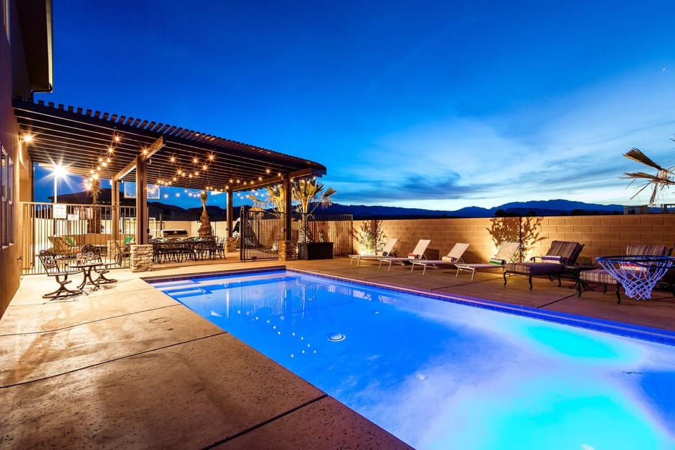 Paradise Village 107 Private Pool, Hot Tub, Pickle-ball, Basketball, Futsal Court, and Game Room House in Santa Clara