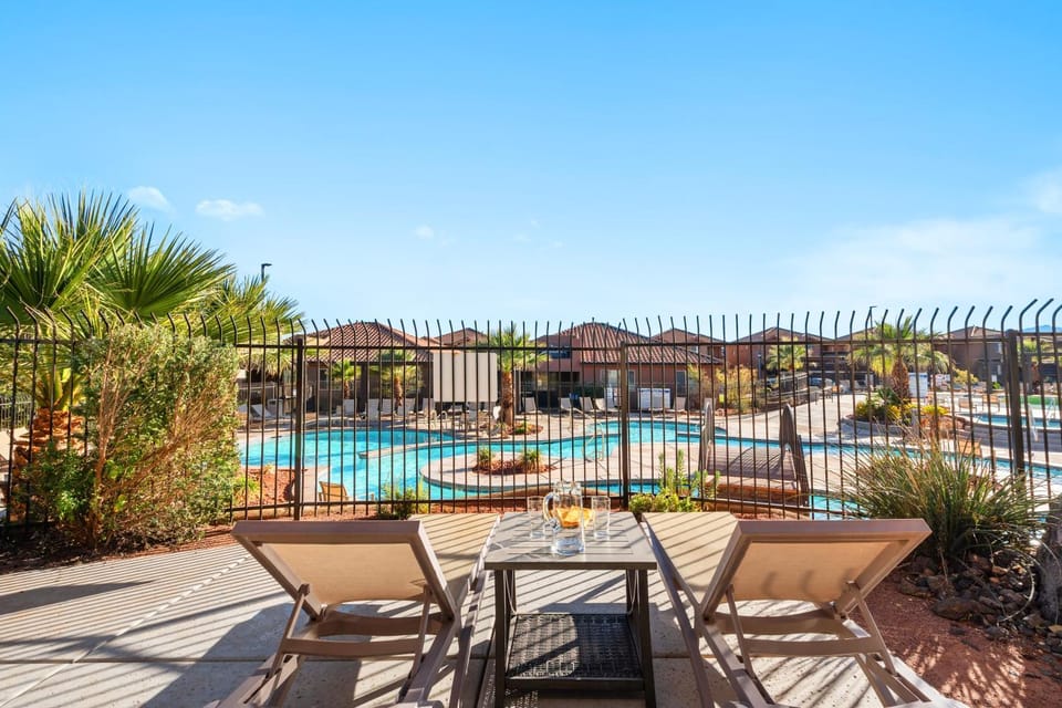 Paradise Village 115 Poolside Heaven Private Hot Tub and Ping Pong Table, Community Water Park and Kids Cove House in Santa Clara