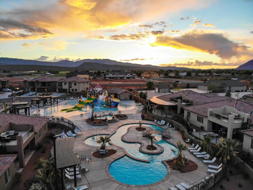 Paradise Village 115 Poolside Heaven Private Hot Tub and Ping Pong Table, Community Water Park and Kids Cove House in Santa Clara