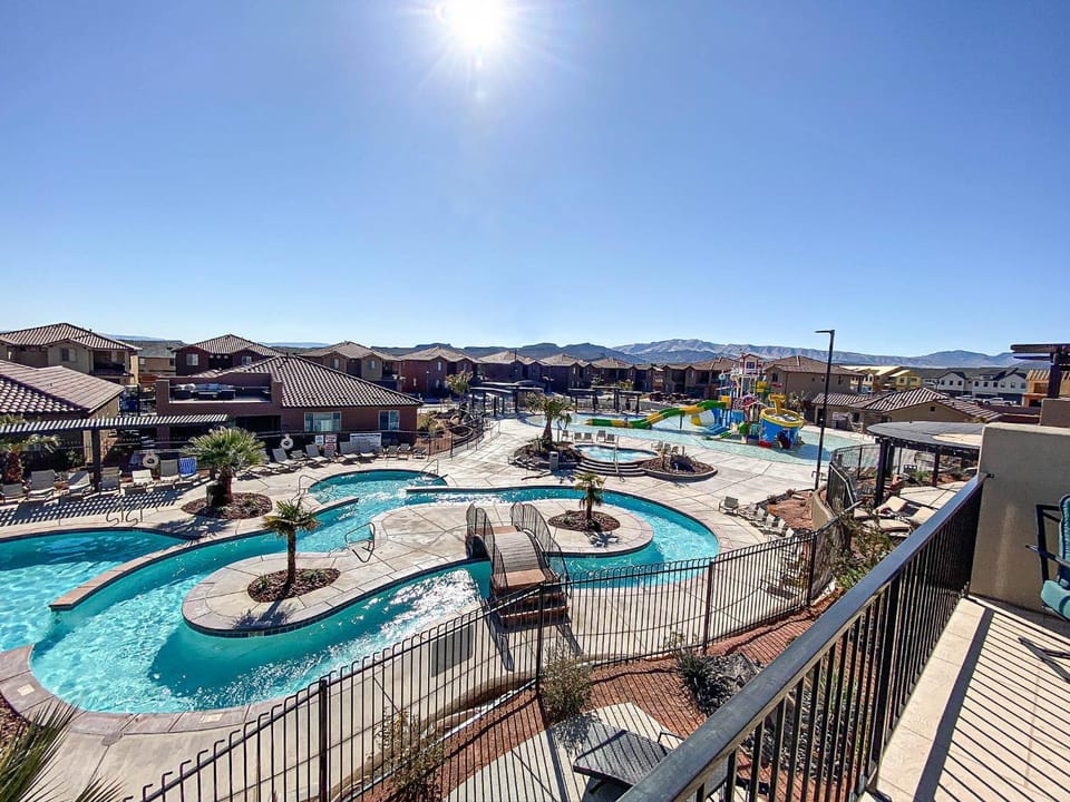 Paradise Village 115 Poolside Heaven Private Hot Tub and Ping Pong Table, Community Water Park and Kids Cove House in Santa Clara