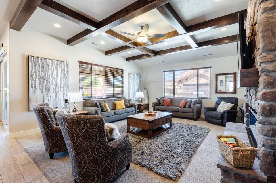 Paradise Village 117 Private Hot Tub, 2 PS4s, Telescope, Observation Balcony, Games and More House in Santa Clara
