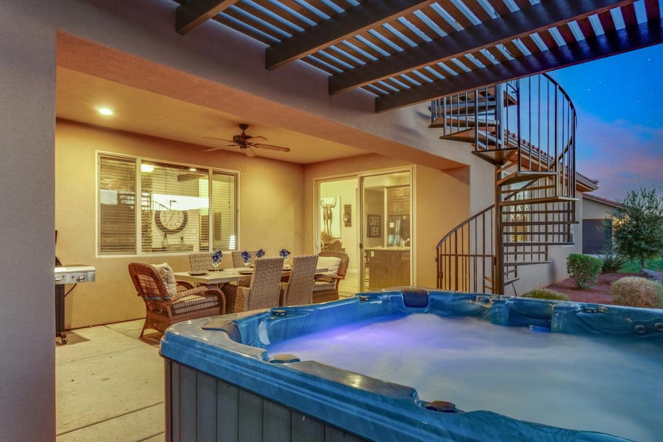Paradise Village 117 Private Hot Tub, 2 PS4s, Telescope, Observation Balcony, Games and More House in Santa Clara