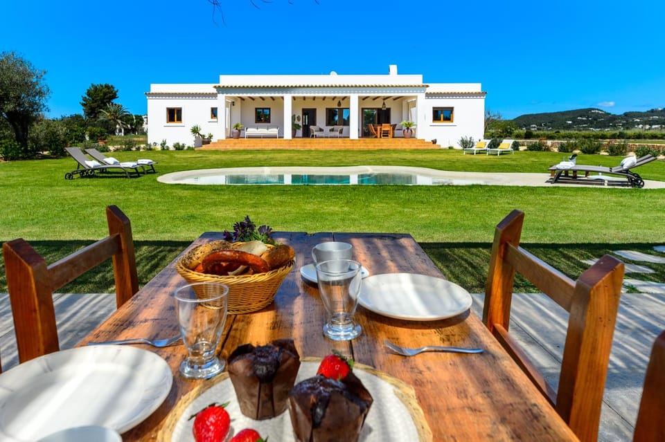 Property building, Patio, Spring, Day, Natural landscape, Garden, Food and drinks, Dining area, Food, Garden view, Pool view, Swimming pool, Drinks