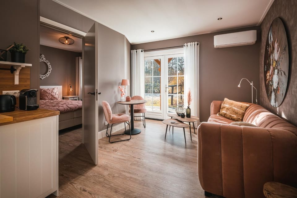 Coffee/tea facilities, Kitchen or kitchenette, Living room, Seating area, Dining area