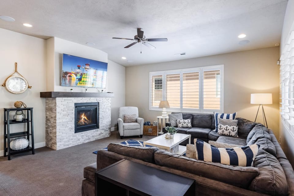 Paradise Village at Zion 28 Private Hot Tub, Outdoor firepit, and Community Pool House in Santa Clara