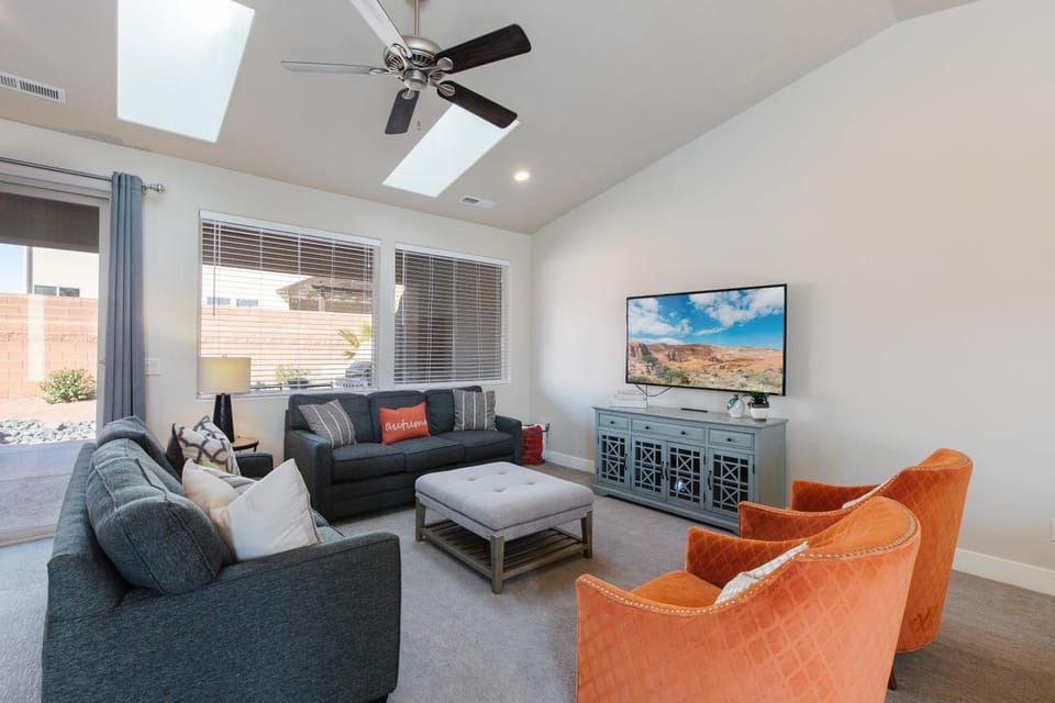 Paradise Village 58 l Sweet Retreat Private Hot Tub, Gaming Console, Community Resort Style Pool and Water Park House in Santa Clara