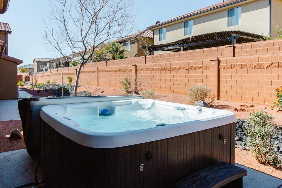 Paradise Village 58 l Sweet Retreat Private Hot Tub, Gaming Console, Community Resort Style Pool and Water Park House in Santa Clara