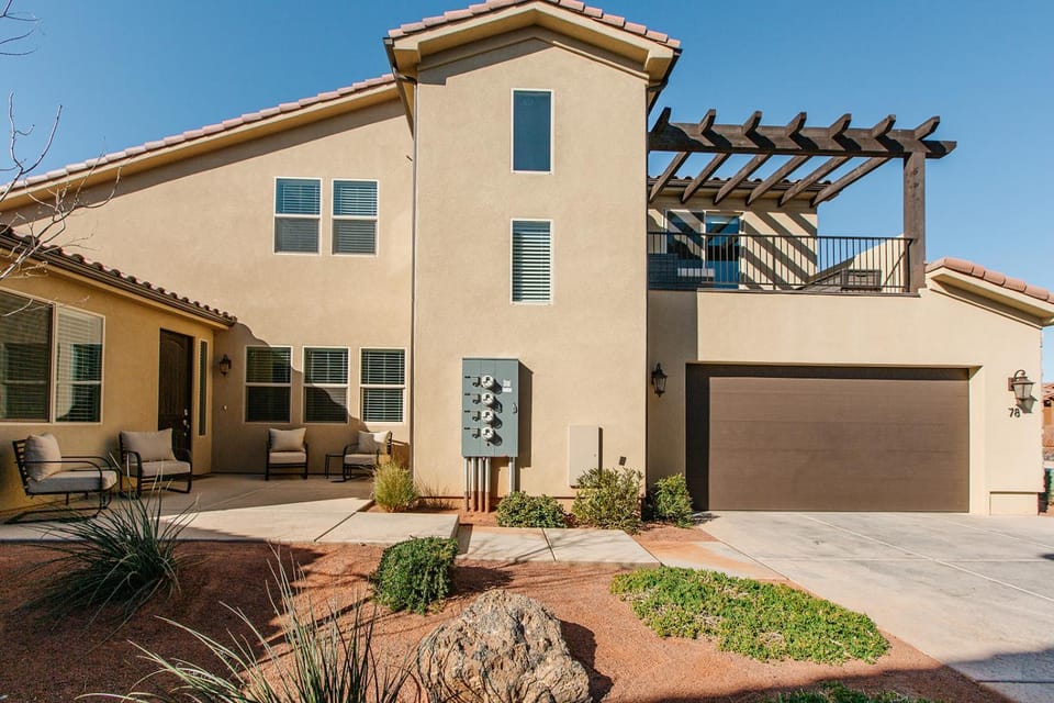 Paradise Village 78 l Desert Mountain Oasis BBQ Grill, Fire Pit, Community Resort Style Pool and Water Park House in Santa Clara