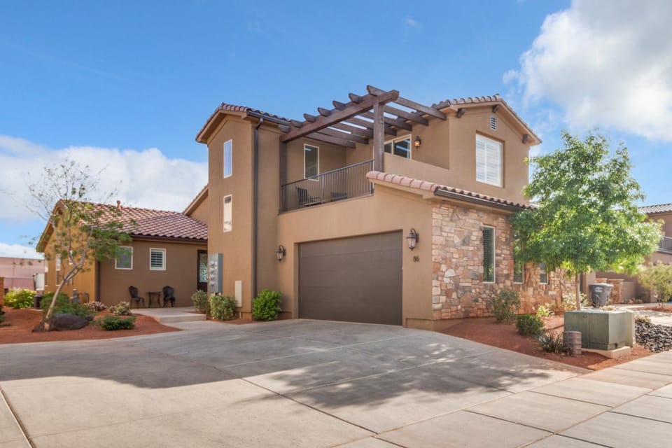 Paradise Village Resort 86 Private Hot Tub, Game System, Community Amenities, and more House in Santa Clara