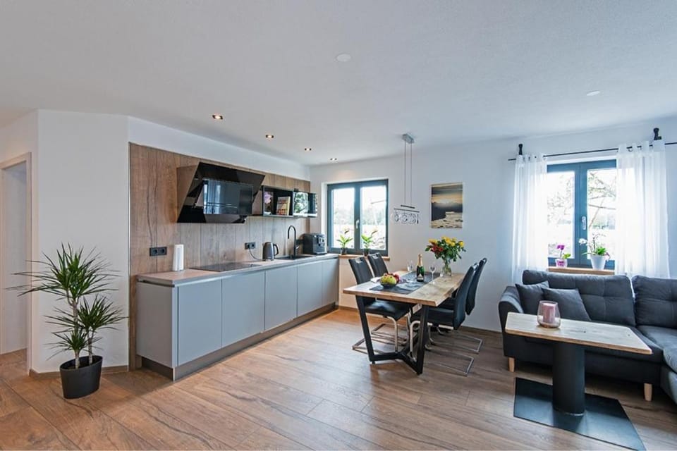 Kitchen or kitchenette, Seating area, Dining area