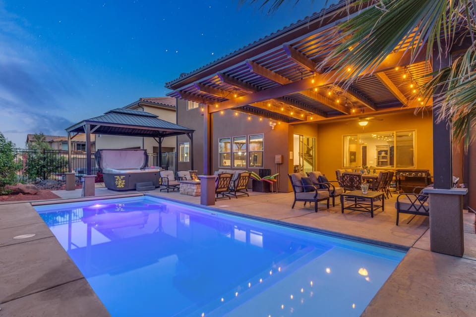 96 PV Luxury Getaway with Private Hot Tub, Ping Pong, Community Pool, Water Park and Lazy River House in Santa Clara