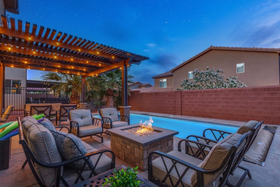 96 PV Luxury Getaway with Private Hot Tub, Ping Pong, Community Pool, Water Park and Lazy River House in Santa Clara