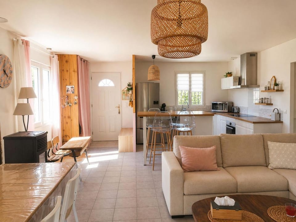 Maison ensoleillée de plain-pied ouvert sur un jardin clôturé House in Provence-Alpes-Côte d'Azur