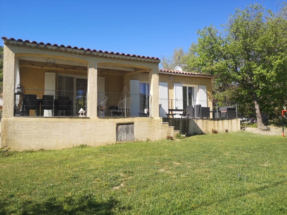 Maison ensoleillée de plain-pied ouvert sur un jardin clôturé House in Provence-Alpes-Côte d'Azur