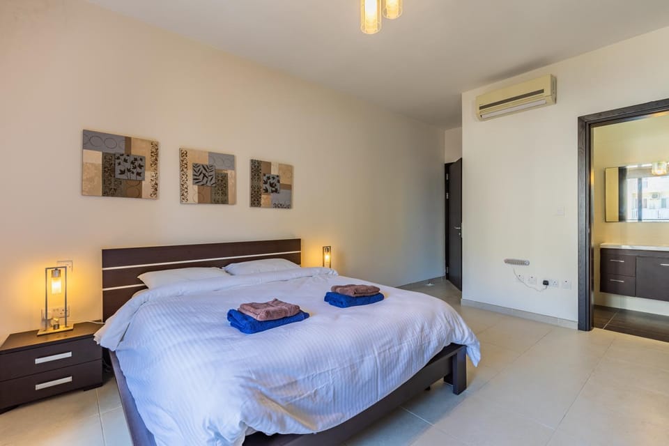 Bed, Photo of the whole room, Bedroom, towels, wardrobe, air conditioner