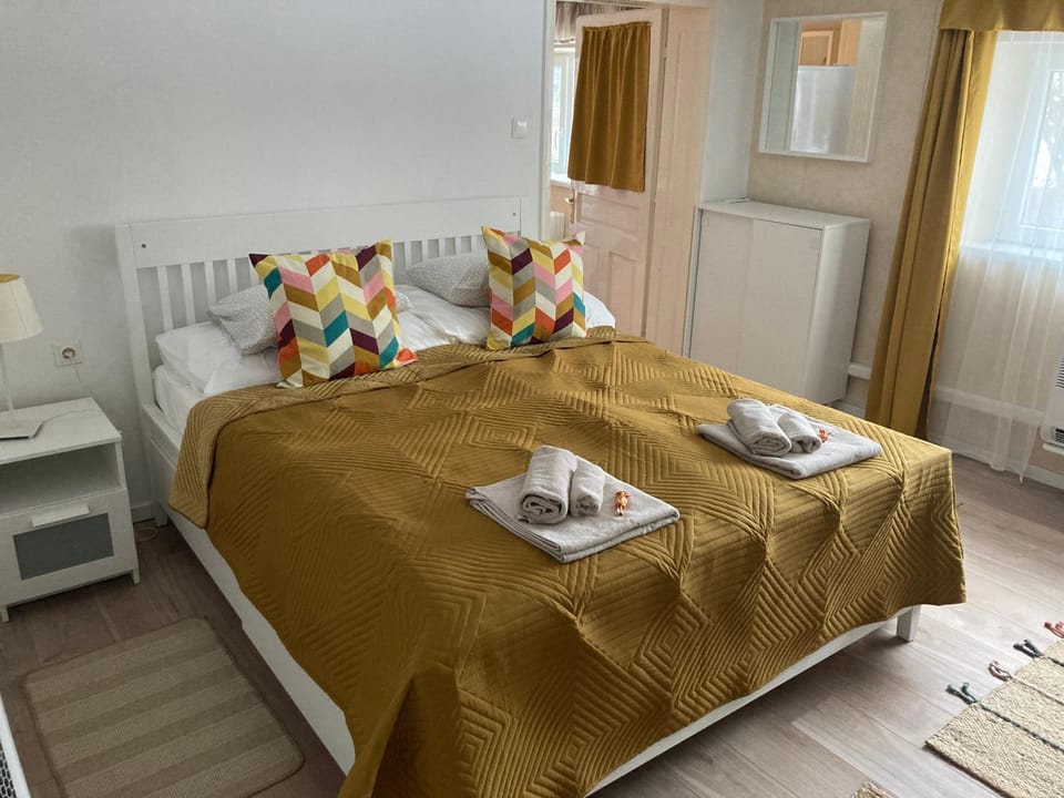 Bed, Photo of the whole room, Bedroom, towels