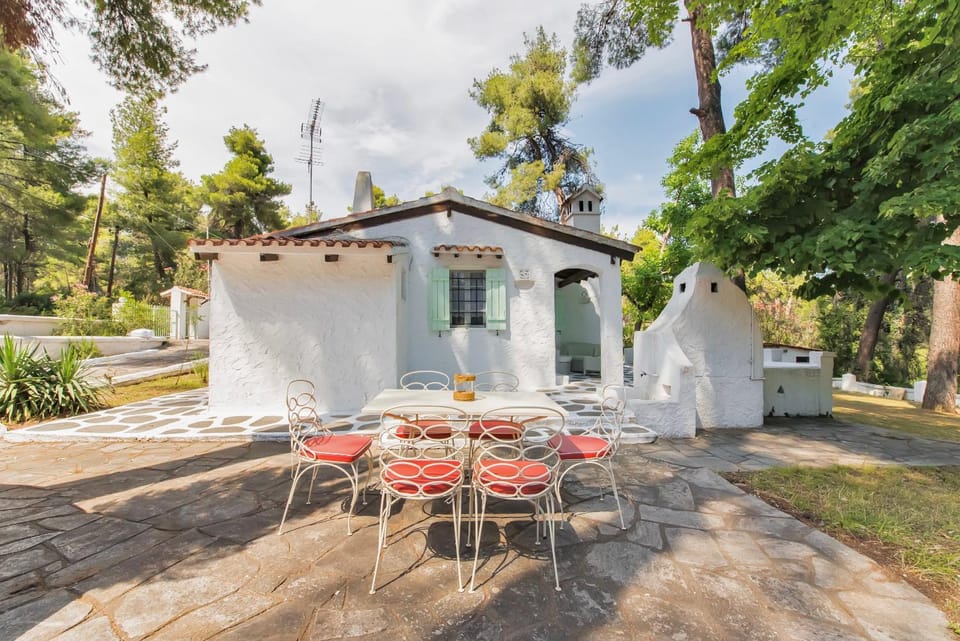 Property building, Garden, Dining area, Garden view