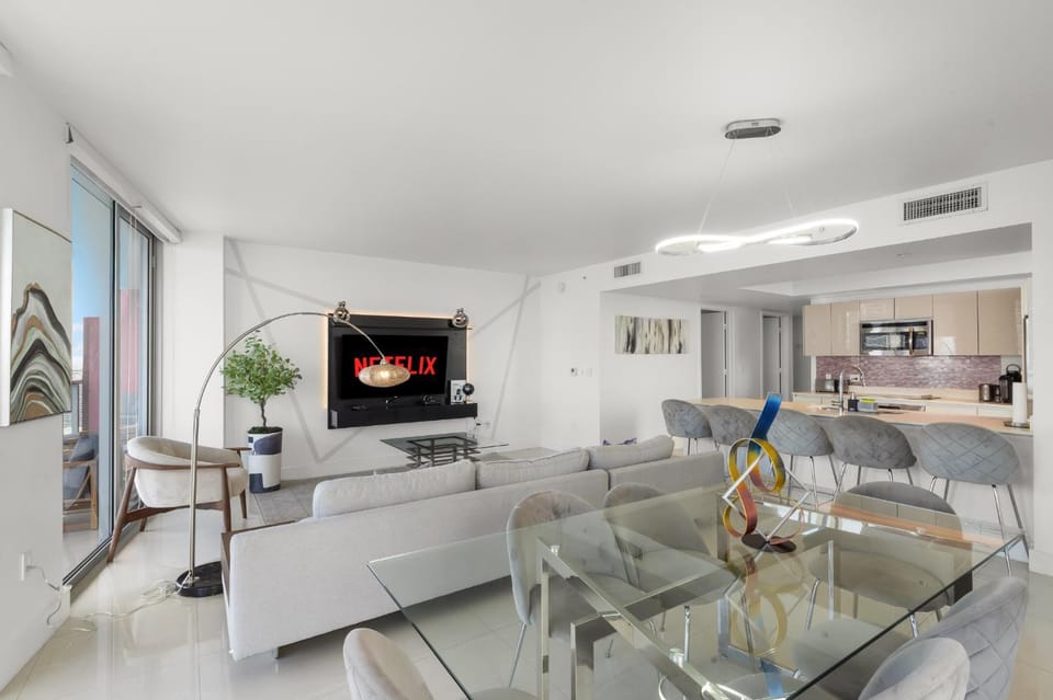 TV and multimedia, Kitchen or kitchenette, Living room, Seating area, Dining area
