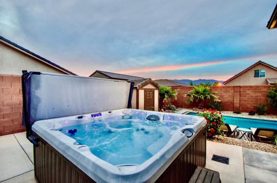 Sand Hollow 3334 BBQ Grill, Private Splash Pad, Hot tub and Pool House in Hurricane
