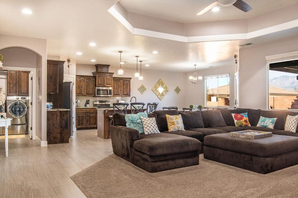 Sand Hollow 3334 BBQ Grill, Private Splash Pad, Hot tub and Pool House in Hurricane