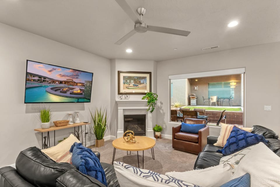 2065 Zion Village XBOX, TWO LIVING ROOMS, LAZY RIVER, SLEEPS 19, X-Box House in Hurricane