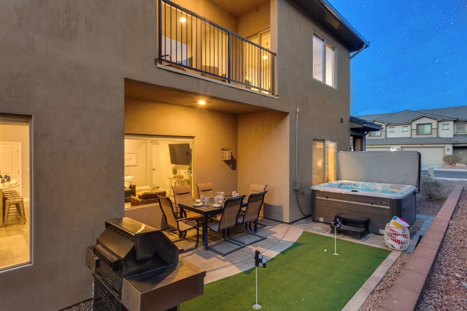2065 Zion Village XBOX, TWO LIVING ROOMS, LAZY RIVER, SLEEPS 19, X-Box House in Hurricane