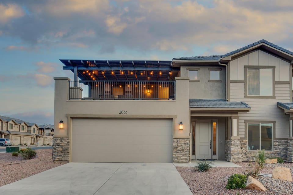 2065 Zion Village XBOX, TWO LIVING ROOMS, LAZY RIVER, SLEEPS 19, X-Box House in Hurricane
