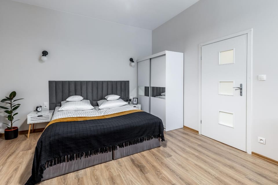 Bed, Bedroom, towels, wardrobe