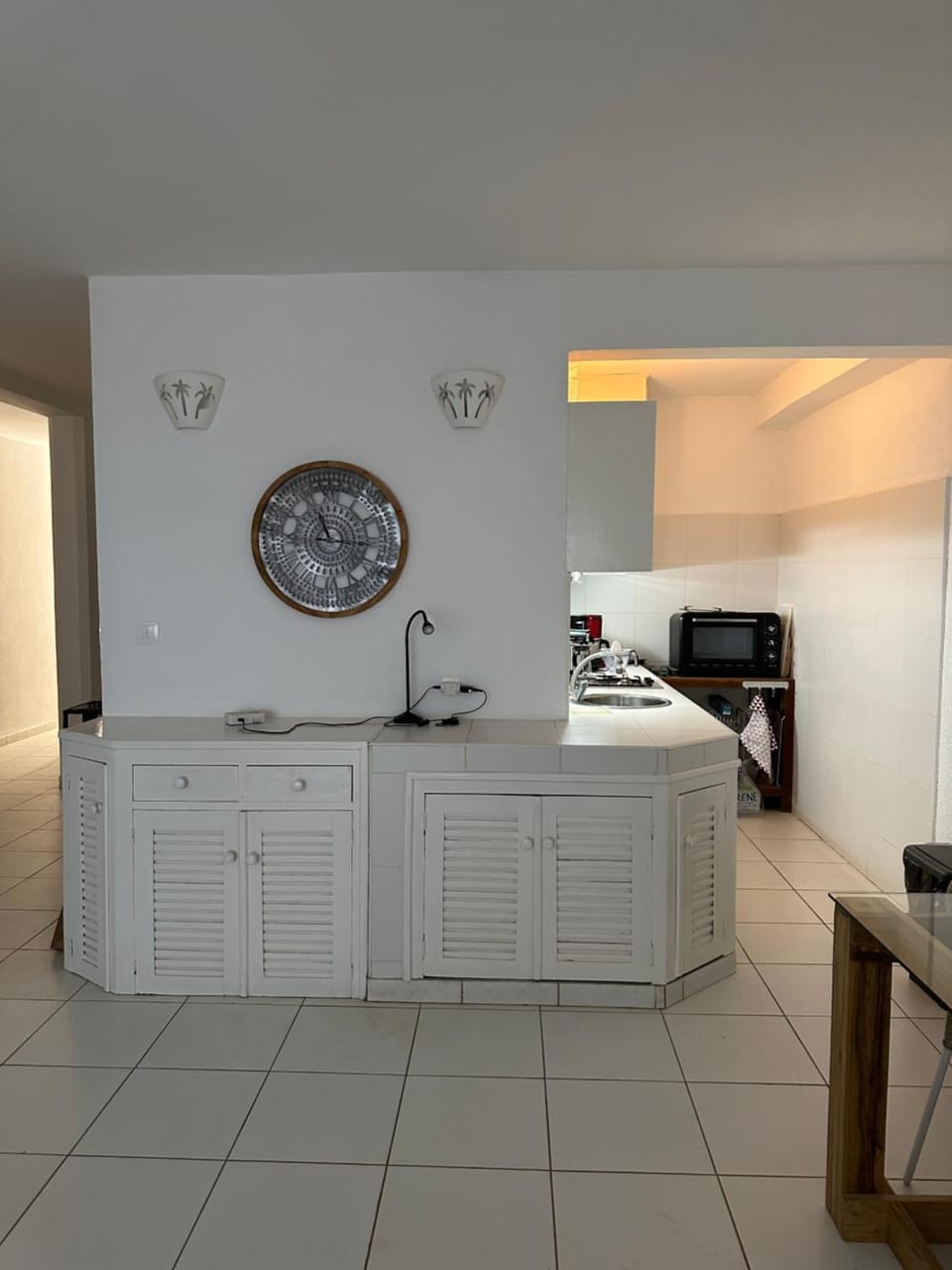 Kitchen or kitchenette, minibar