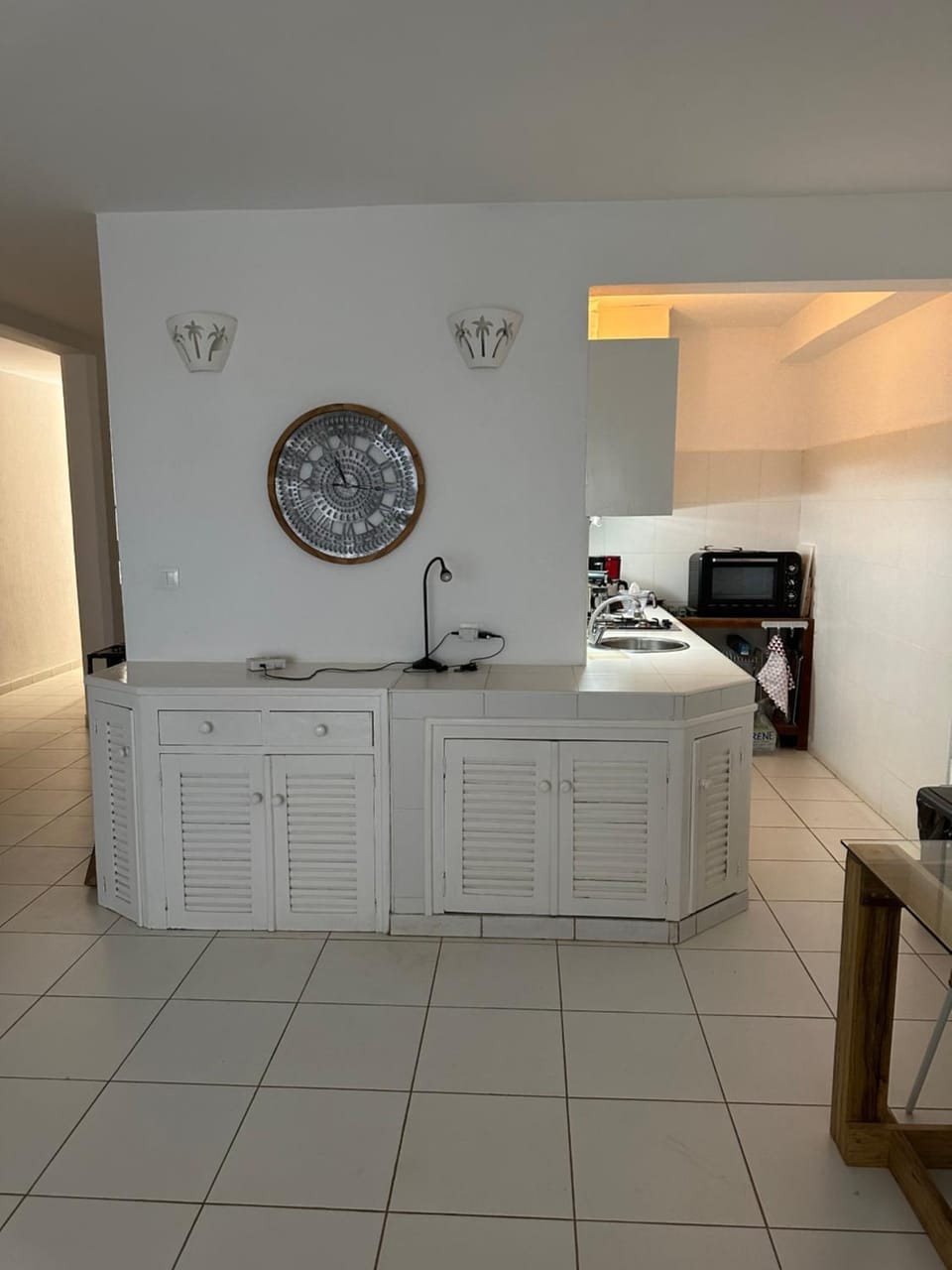 Kitchen or kitchenette, minibar