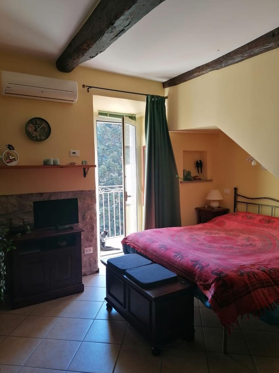 Bed, Photo of the whole room