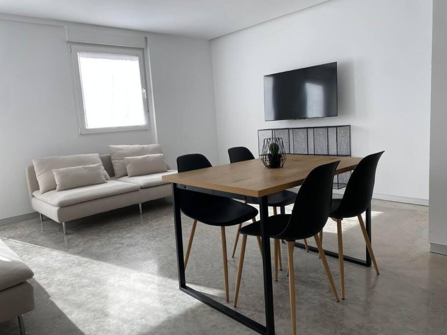 Communal lounge/ TV room, TV and multimedia, Living room, Seating area, Dining area, Evening entertainment
