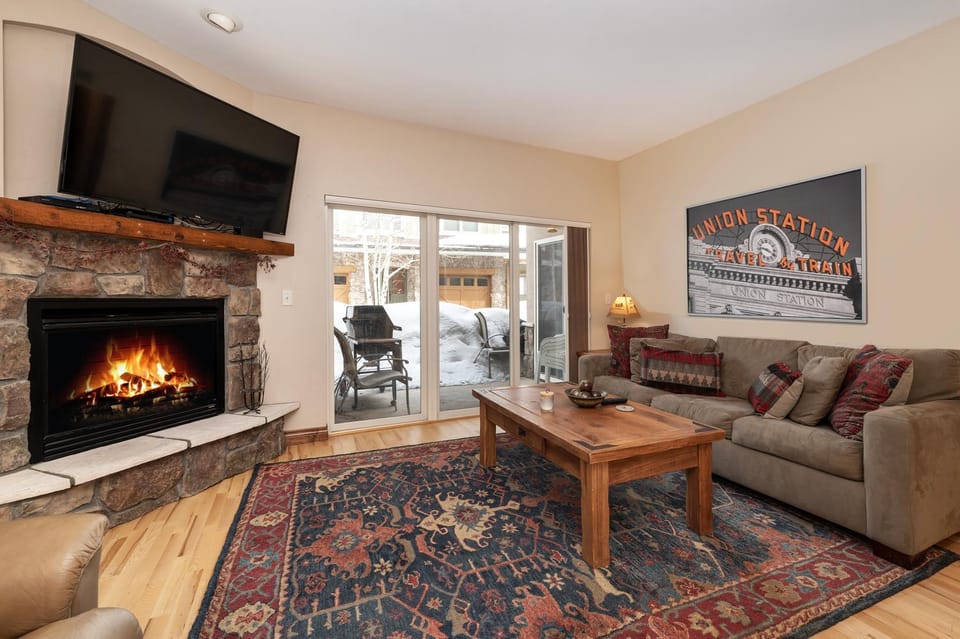 Day, TV and multimedia, Balcony/Terrace, Living room, Seating area, fireplace, furniture