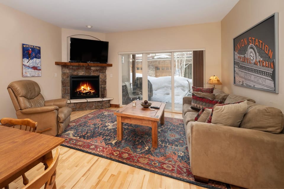 Bed, Winter, TV and multimedia, Living room, Seating area, fireplace, furniture