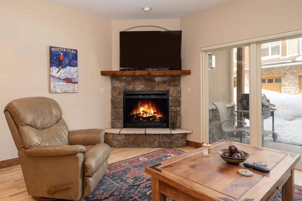 Day, Winter, TV and multimedia, Living room, Seating area, fireplace, furniture