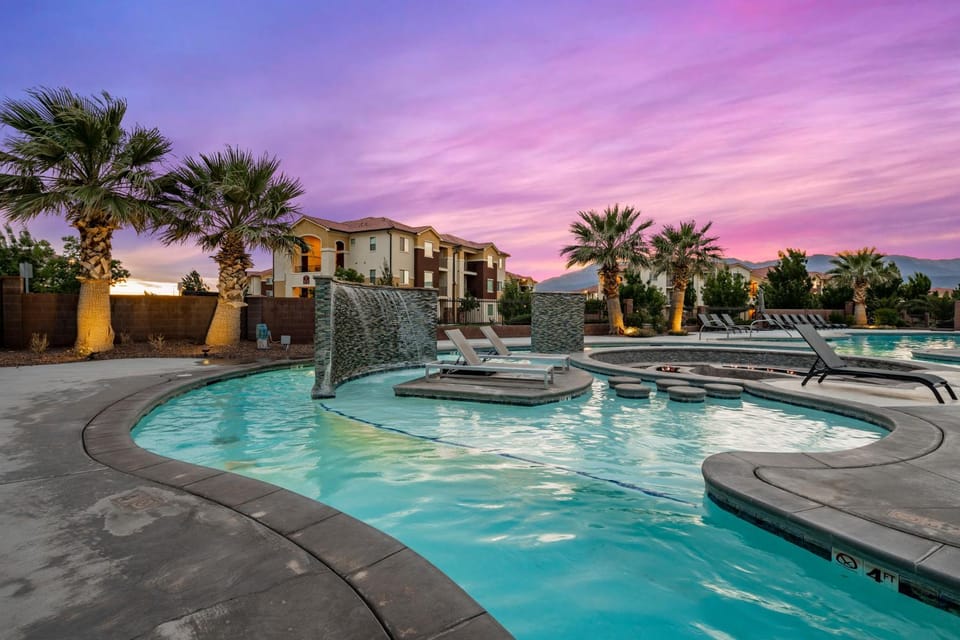 395 Zion Village X-BOX ONE, LOTS OF GAMES, BUILT-IN BUNK BEDS, POOL VIEWS, AND MORE! House in Hurricane