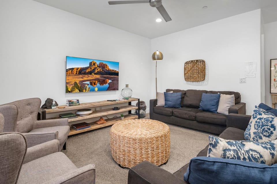 395 Zion Village X-BOX ONE, LOTS OF GAMES, BUILT-IN BUNK BEDS, POOL VIEWS, AND MORE! House in Hurricane