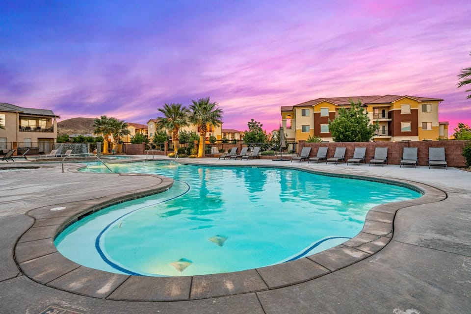 Zion Village Resort 415 Private Hot Tub, Ping Pong Table, and Community Pool access House in Hurricane