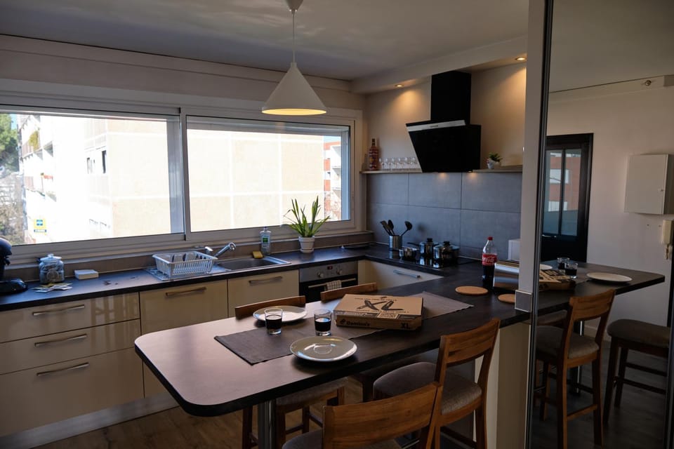 Kitchen or kitchenette, minibar
