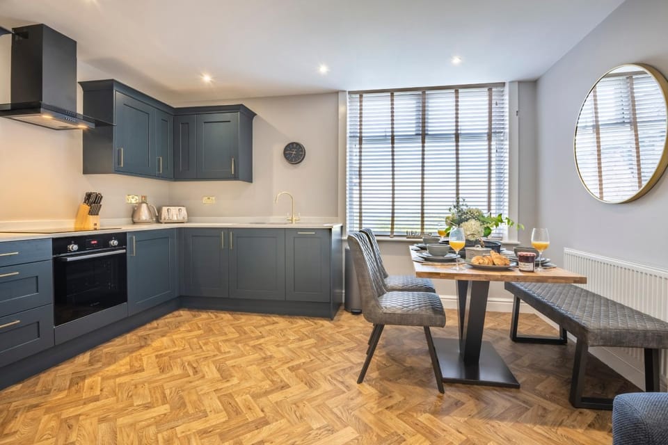 Coffee/tea facilities, Kitchen or kitchenette, Dining area, stove