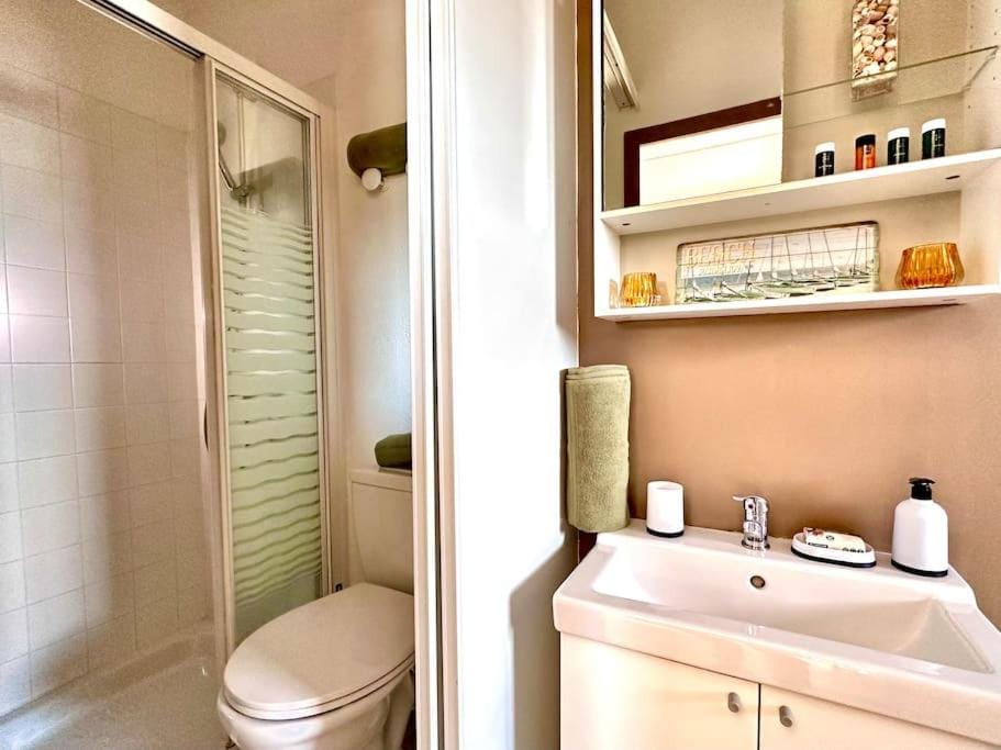 Shower, Toilet, Bathroom, towels