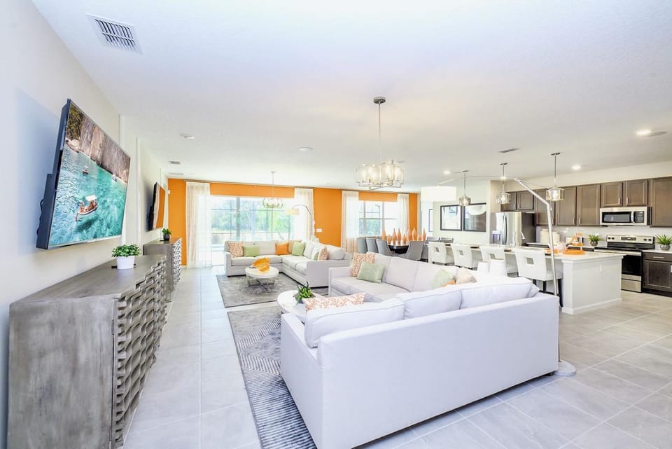 Upstay 32 Guest Mansion - Pool, Hot Tub and Games House in Kissimmee