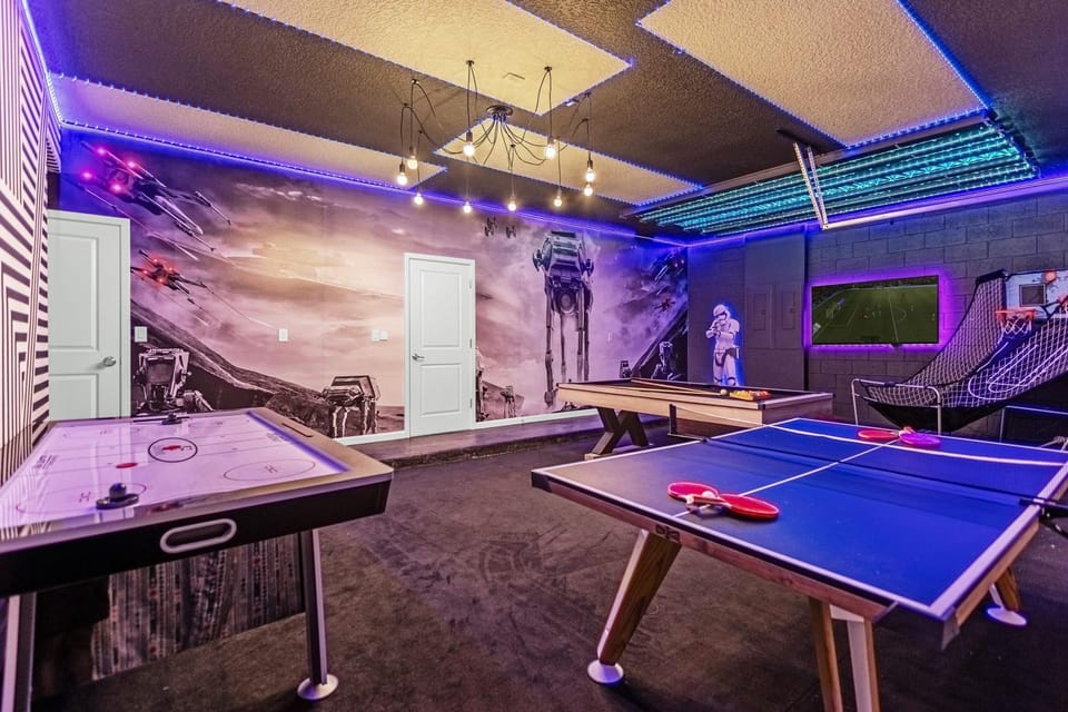 Upstay 32 Guest Mansion - Pool, Hot Tub and Games House in Kissimmee