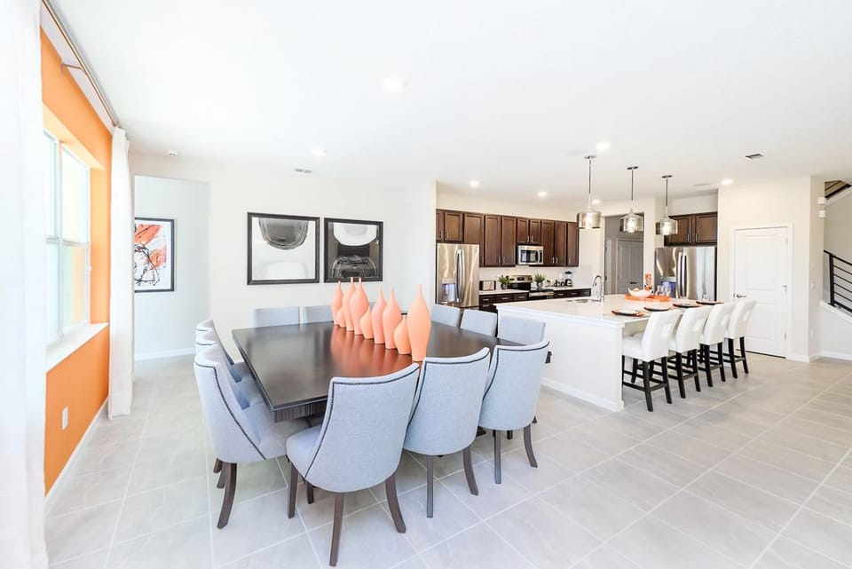 Upstay 32 Guest Mansion - Pool, Hot Tub and Games House in Kissimmee
