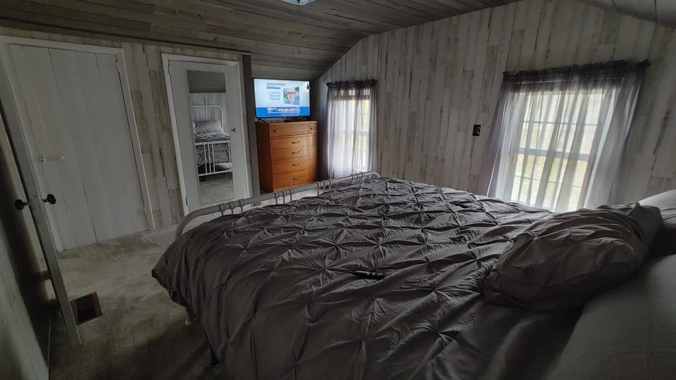 Bed, TV and multimedia, Photo of the whole room, Bedroom